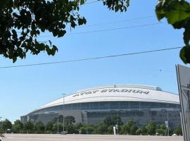 Lovely 2-bedroom condo next to AT&T Stadium、アーリントンのホテル