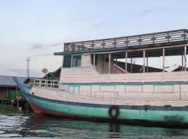 Shankara Orangutan Kelotok Cabin Houseboat, laivas mieste Kumai