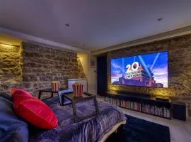 Movie Room Immersion unique et atmosphère cosy assurée - wifi inclus