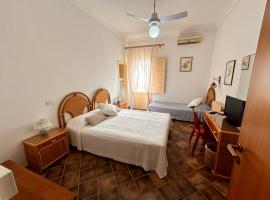 En-suite Triple Room-Giardino A Mare, hotel in Donnalucata