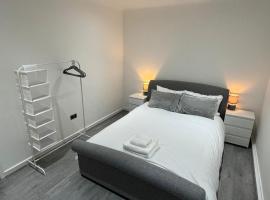 Luxury 2 Bed Apartment, Sleeps 6 with Sofa bed, Close to Sale Tram Station, hotel in Sale