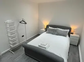 Luxuryhomes 2Bed Apartment, Sleeps 4 , Close to Sale Tram Station
