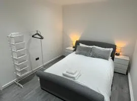 Luxury 2 Bed Apartment, Sleeps 6 with Sofa bed, Close to Sale Tram Station
