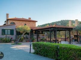 Luxury House with huge garden - Near "Mavra Volia" Beach, hotel v destinaci Emporeiós