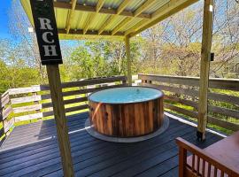 Jacuzzi, Game room and More! Close to Downtown!, cottage ở Ithaca