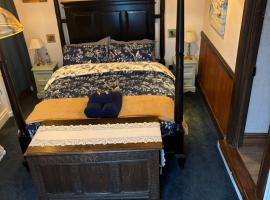 Captain's Nook, Luxurious Victorian Apartment with Four Poster Bed and Private Parking only 8 minutes walk to the Historic Harbour、ブリクサムのアパートメント