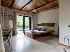 Believe Surf & Yoga Lodge Santa Teresa, hotel sa Santa Teresa Beach