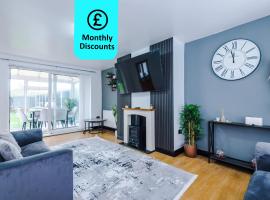 Charming 3BR House near Manchester City Centre with Fast Internet, דירה במנצ'סטר