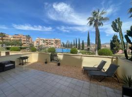 Stunning 2 bedroom ground floor apartment with garden, hotel z bazenom v mestu Murcia