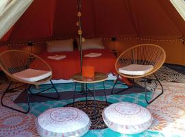 Tente au milieu des chevaux, glamping site in Mont