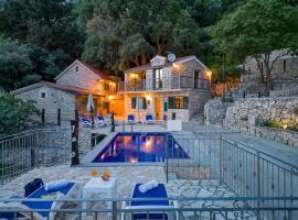 Zora Stonehouses - Private Residence with heated pool, hotel s parkiralištem u Makarskoj