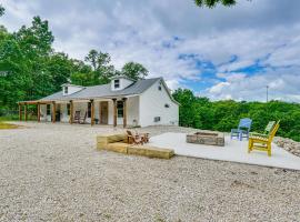Pet-Friendly Lake Ozark Cabin with Fire Pit and Grill!、レイク・オザークのホテル