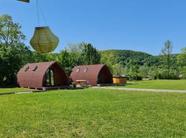 Căsuțe în mijlocul naturii - Wild Camp Avrig, pet-friendly hotel in Avrig