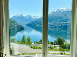 Leilighet med fantastisk utsikt, hotel a Stryn