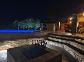 Tholo Private Game Lodge, farm stay in Bela-Bela