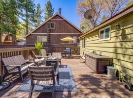 Pet-Friendly Big Bear Cabin with Deck, Near Hiking!, hotel with parking in Sugarloaf