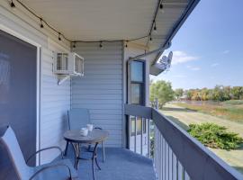 Pet-Friendly Oak Harbor Condo Walk to Lake!, căn hộ chung cư cao cấp ở Sand Beach