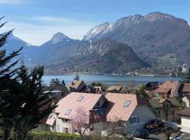 Appartement Duplex vue lac et montagne à Talloires，塔盧瓦爾的高爾夫飯店