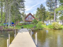 Lakefront Meredith Home 19 Mi to Gunstock Mountain，梅瑞戴斯的有停車位的飯店