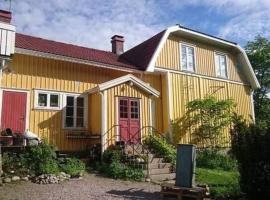 Ljus vindsvåning - lummig trädgård, 15 min till bad – hotel w mieście Fjällbacka
