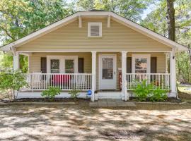 Durham Home with Screened Porch about 3 Mi to Downtown!, casa o chalet en Durham