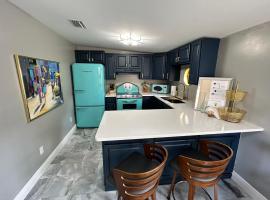 Modern 1 bedroom dog friendly bungalow, hotel in Jacksonville