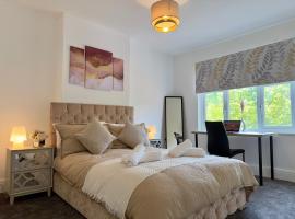 Spacious Detached Home Close to City with Ample Parking on the Drive, hotel a Derby