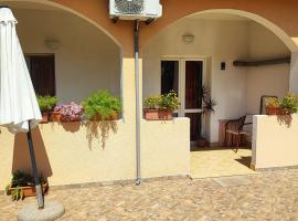 Family-friendly apartments with swimming pool Jelsa, Hvar - 22432, hotel a Jelsa (Gelsa)