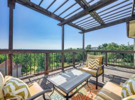 Family-Friendly Fischer Home with Private Hot Tub!、Fischerのホテル