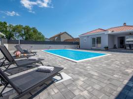 3 Bedroom Lovely Home In Gornje Rastane, hotel a Brkić