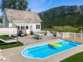 3 Bedroom Stunning Home In Vikebygd, hotel com spa em Vikebygd