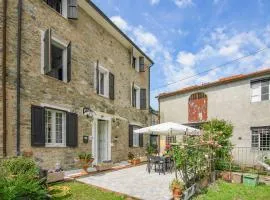 Awesome Home In Valpromaro With Wifi