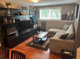 Cozy and modern 3 bedroom in central location!, hotel near Cordova Bay Golf Course, Victoria