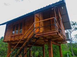 Lion Wood Treehouse, cabaña o casa de campo en Talkote