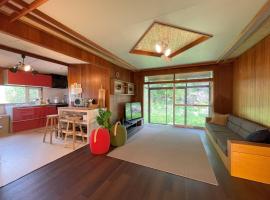 大人数の家族旅行に！BBQ/シアタールーム/カラオケ/日本庭園, family hotel in Furano