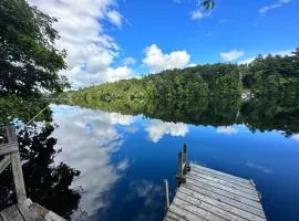 Cozy Riverfront Cottage with dock close to Lake George