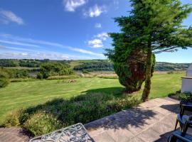 Tan y Lan Fach, hotel in Llangain