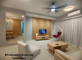 The Moments Homestay โรงแรมในลาฮัดดาตู