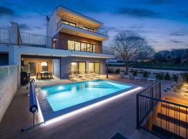 Villa Bay I near Medulin for 9 people with heated pool - playground & whirpool only 100 meters from the beach - pet friendly, hotel in Banjole