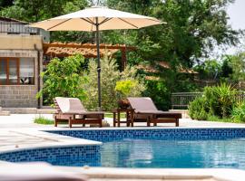 Sunset & Sunrise Villas in Stanisici-Two Villas With Common Pool, hotel v Budve