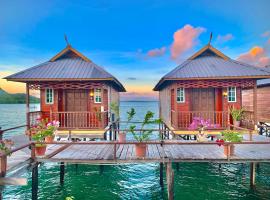 Parapat Water Village Resort, hotel en Semporna