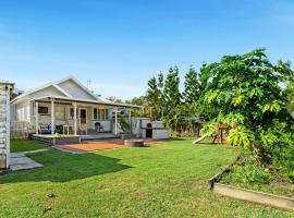 Deckside Delight - Seaside Queenslander for Families, בית נופש בהרווי ביי
