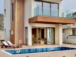 Santa Barbara Seafront villas w jacuzzi pool, hotel en Pafos