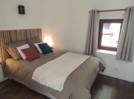 Chambre indépendante avec salle de bain privée, hotel v destinaci Montpezat-sous-Bauzon