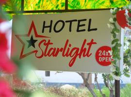 Hotel Starlight, отель с парковкой в городе Мератх
