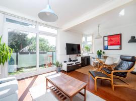 A Charming 1BR apartment in Bromley, hotell i Bromley