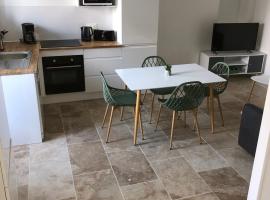 La Saint Comienne、Saint-C&ocirc;me-de-Fresn&eacute;の別荘