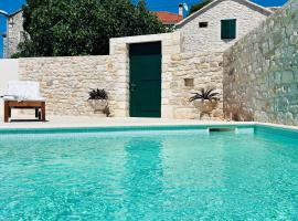 Heritage Island Escape - 2 bedroom Villa Bola with Private Pool & Free parking, viešbutis mieste Donji Humac