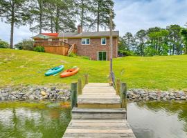 Riverfront Virginia Home - Dock, Fire Pit and Kayaks, villa in Weems