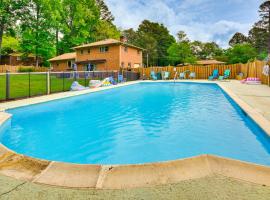 Updated High Point Retreat with Pool and Backyard, hotel High Pointban